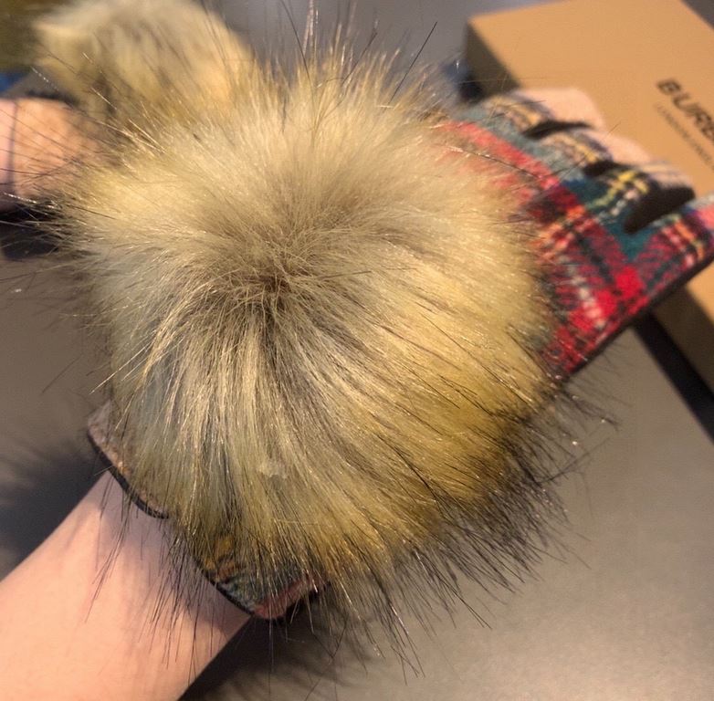 With packagingBurberry BURBERRY counter new large fox fur ball   wool gloves   fashion gloves, fall and winter warm padded lining, classic plaid, on the hand super comfortable and soft,   versatile! average size