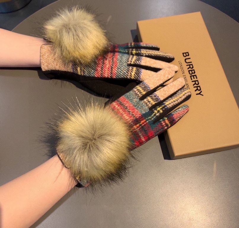 With packagingBurberry BURBERRY counter new large fox fur ball   wool gloves   fashion gloves, fall and winter warm padded lining, classic plaid, on the hand super comfortable and soft,   versatile! average size