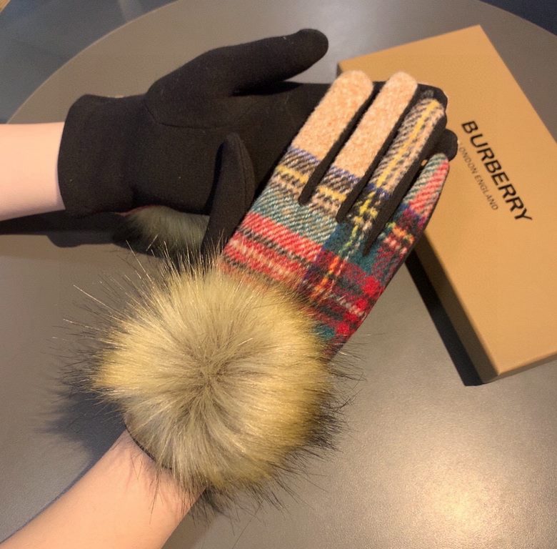 With packagingBurberry BURBERRY counter new large fox fur ball   wool gloves   fashion gloves, fall and winter warm padded lining, classic plaid, on the hand super comfortable and soft,   versatile! average size