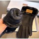 UGG2023 fall and winter lazy rabbit hair wool gloves   worth comparing     the same paragraph of different quality, kill the market poor product, wool ten lazy rabbit hair lining padded   classic but not fashionable mode