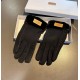 UGG2023 fall and winter lazy rabbit hair wool gloves   worth comparing     the same paragraph of different quality, kill the market poor product, wool ten lazy rabbit hair lining padded   classic but not fashionable mode