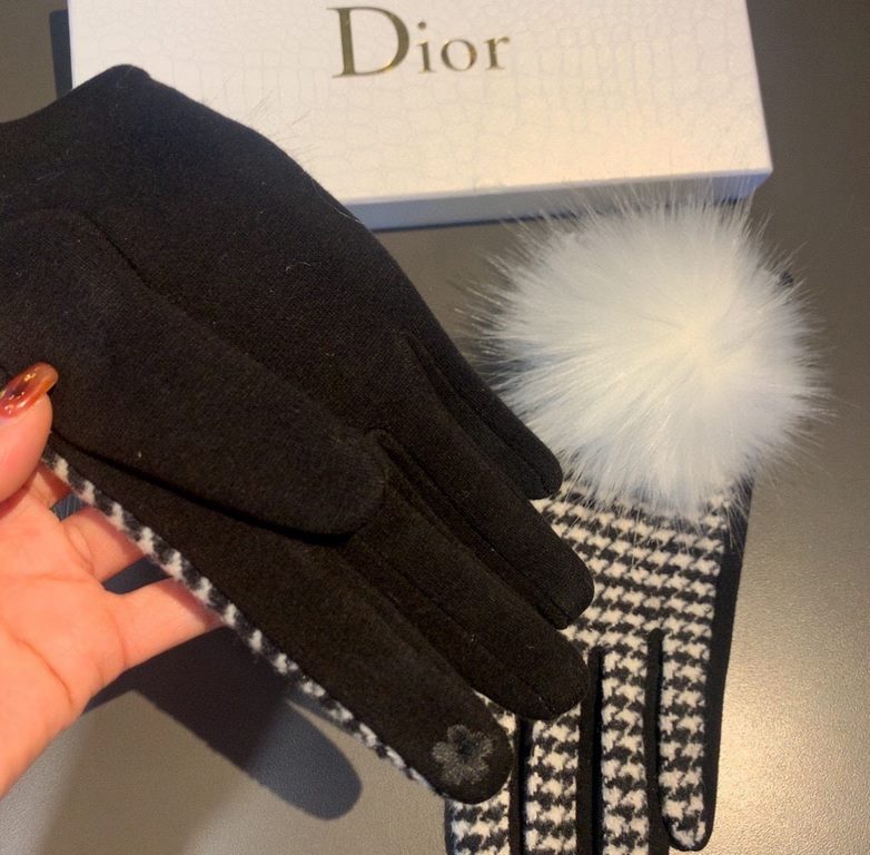 with packagingDior Dior counter new large fox fur ball   wool gloves   fashion gloves, fall and winter warm must-have, padded lining, thousand bird check   on the hand super comfortable and soft,   versatile! average siz