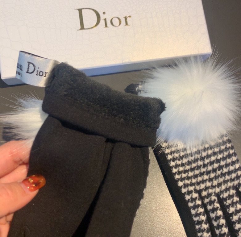 with packagingDior Dior counter new large fox fur ball   wool gloves   fashion gloves, fall and winter warm must-have, padded lining, thousand bird check   on the hand super comfortable and soft,   versatile! average siz