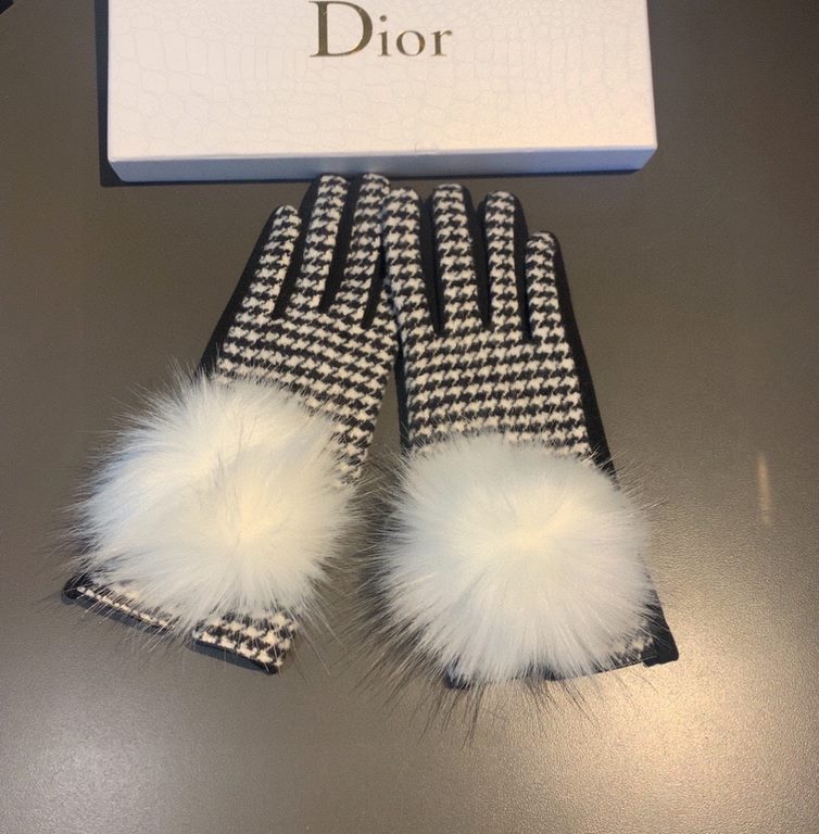 with packagingDior Dior counter new large fox fur ball   wool gloves   fashion gloves, fall and winter warm must-have, padded lining, thousand bird check   on the hand super comfortable and soft,   versatile! average siz