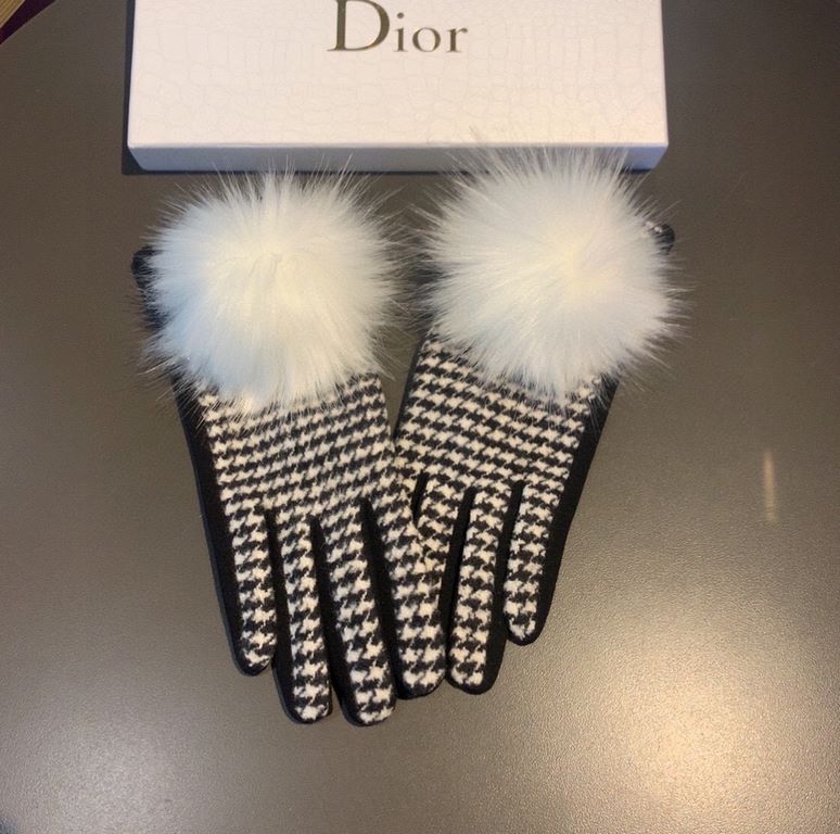 with packagingDior Dior counter new large fox fur ball   wool gloves   fashion gloves, fall and winter warm must-have, padded lining, thousand bird check   on the hand super comfortable and soft,   versatile! average siz