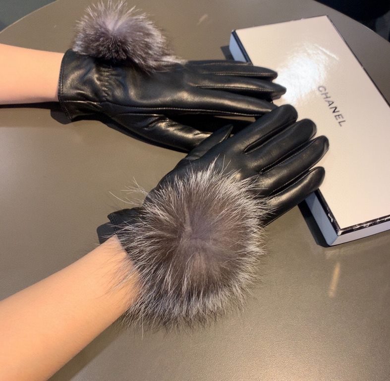 With packaging Chanel Chanel 2022 fall and winter large fox fur ball touch screen gloves   goddesses set of beauty must have   single product, beautiful   worth comparing    the same paragraph of different quality, kill 