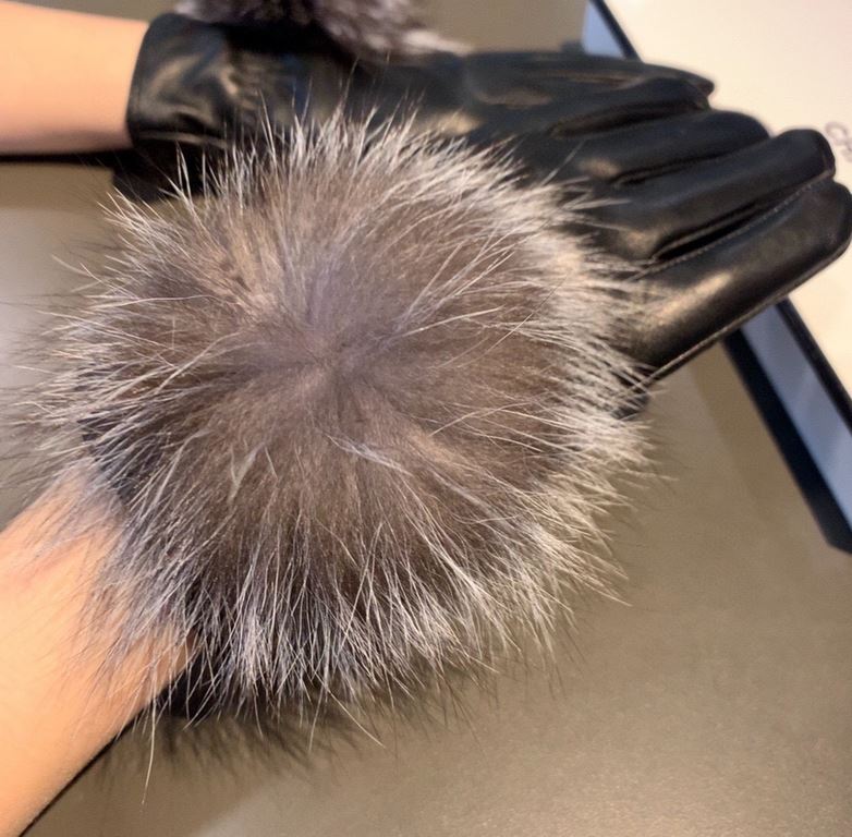 With packaging Chanel Chanel 2022 fall and winter large fox fur ball touch screen gloves   goddesses set of beauty must have   single product, beautiful   worth comparing    the same paragraph of different quality, kill 