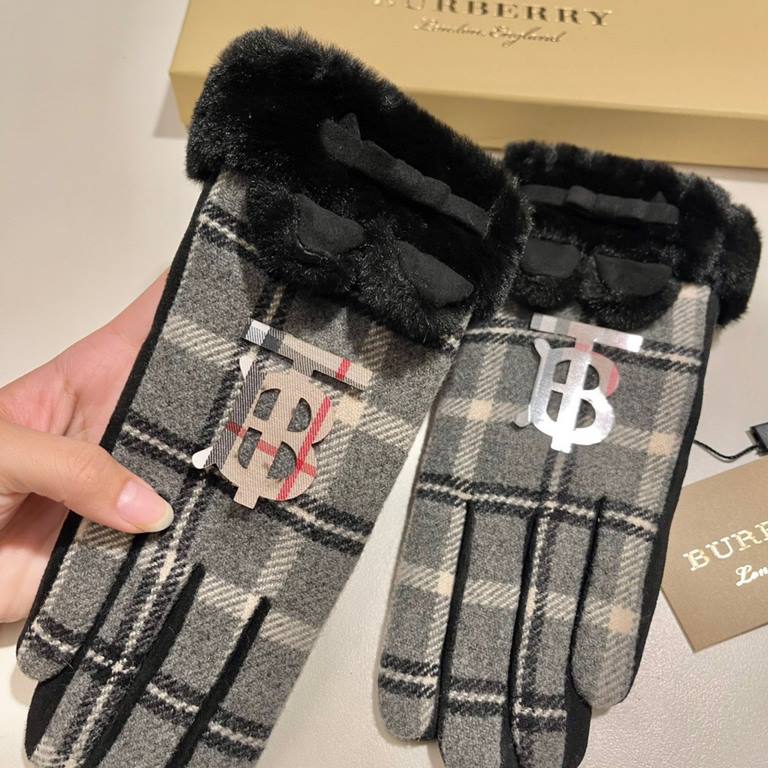 P with packaging, Burberry BURBERRY counter new wool touch screen gloves fashion gloves, fall and winter warm padded lining, classic plaid, super comfortable and soft on the hand, versatile average code