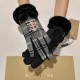 P with packaging, Burberry BURBERRY counter new wool touch screen gloves fashion gloves, fall and winter warm padded lining, classic plaid, super comfortable and soft on the hand, versatile average code