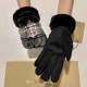 P with packaging, Burberry BURBERRY counter new wool touch screen gloves fashion gloves, fall and winter warm padded lining, classic plaid, super comfortable and soft on the hand, versatile average code