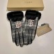 P with packaging, Burberry BURBERRY counter new wool touch screen gloves fashion gloves, fall and winter warm padded lining, classic plaid, super comfortable and soft on the hand, versatile average code