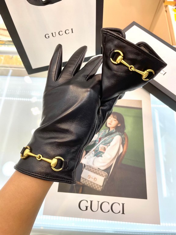 Explosion models to the goods   Gucci hot circle of friends of the women's leather gloves, horsebit buckle  first-class sheepskin Simple and generous static surface style add a small LOGO buckle, ultra-soft plus cashmere