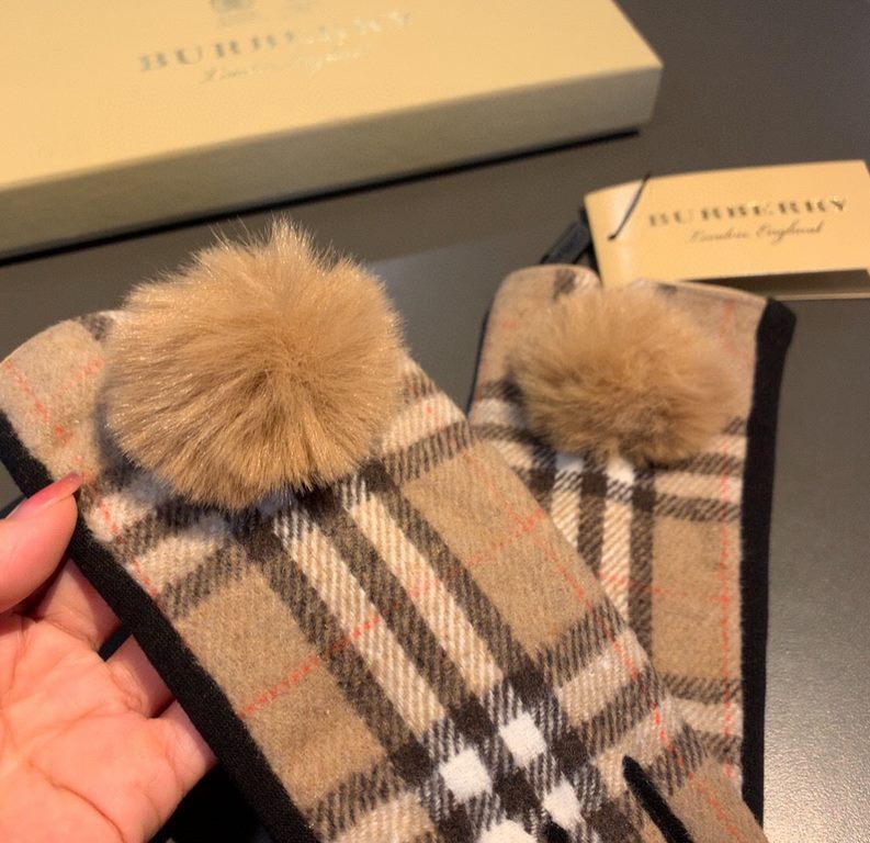 PackagingBurberry BURBERRY counter new wool gloves, fashion gloves, fall and winter warm padded lining, classic plaid, on the hand super comfortable and soft, versatile! Average size