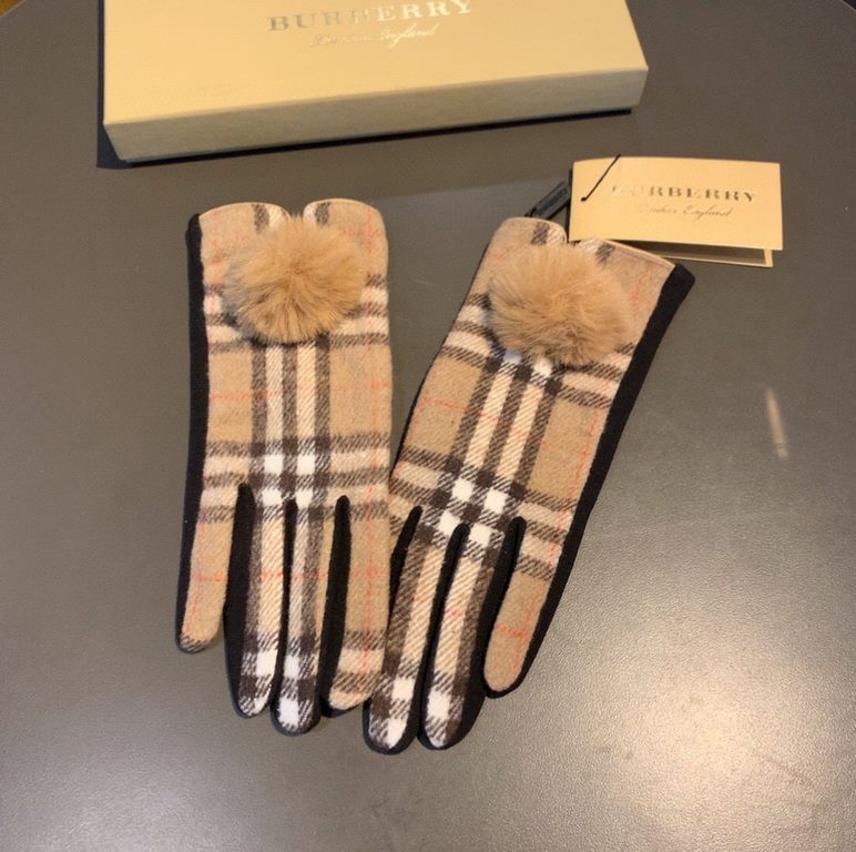 PackagingBurberry BURBERRY counter new wool gloves, fashion gloves, fall and winter warm padded lining, classic plaid, on the hand super comfortable and soft, versatile! Average size