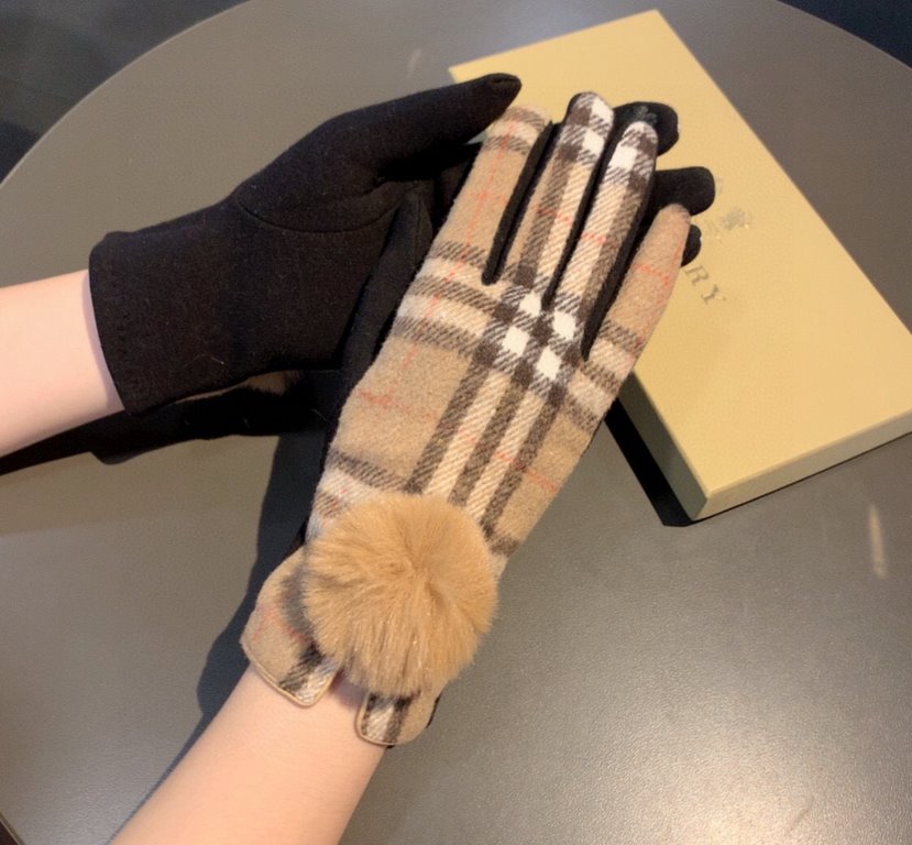 PackagingBurberry BURBERRY counter new wool gloves, fashion gloves, fall and winter warm padded lining, classic plaid, on the hand super comfortable and soft, versatile! Average size