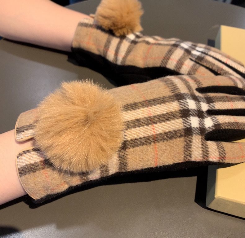 PackagingBurberry BURBERRY counter new wool gloves, fashion gloves, fall and winter warm padded lining, classic plaid, on the hand super comfortable and soft, versatile! Average size