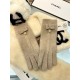 Chanel new cashmere knitted gloves   100% cashmere on the hand that is warm   This section uses natural high-quality cashmere soft warm and comfortable 7GG double yarn handmade horizontal machine flat knitting handmade n