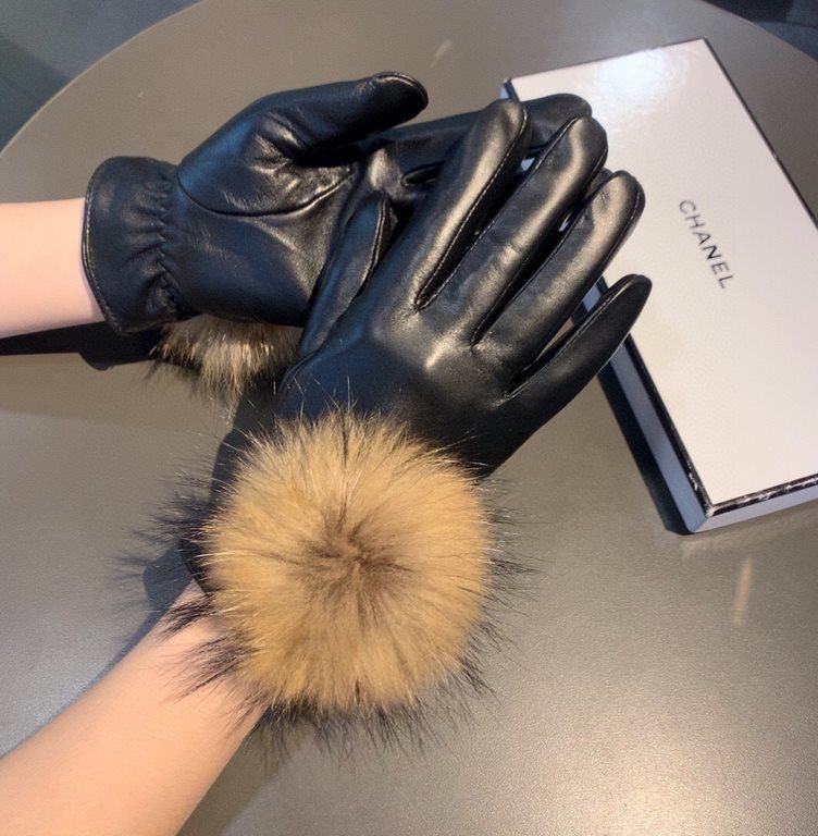 With packaging Chanel Chanel 2022 fall and winter large fox fur ball touch screen gloves   goddesses set of beauty must have   single product, beautiful   worth comparing    the same paragraph of different quality, kill 