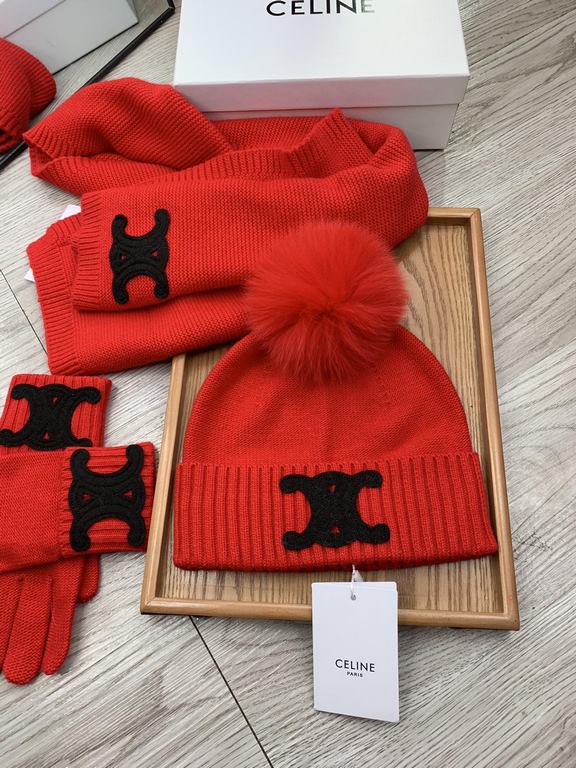 . Celine. [three-piece wool suit fox hair hat  scarf  gloves] classic suit hat! Warm and super comfortable ~ winter Miss ageing artifacts Oh ~ this winter you are just short of such a set of suit hat la ~ and warm and st