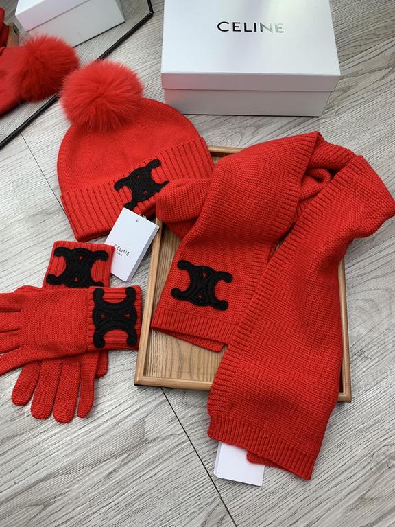 . Celine. [three-piece wool suit fox hair hat  scarf  gloves] classic suit hat! Warm and super comfortable ~ winter Miss ageing artifacts Oh ~ this winter you are just short of such a set of suit hat la ~ and warm and st