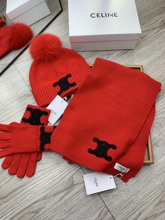 . Celine. [three-piece wool suit fox hair hat  scarf  gloves] classic suit hat! Warm and super comfortable ~ winter Miss ageing artifacts Oh ~ this winter you are just short of such a set of suit hat la ~ and warm and st