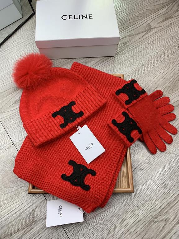 . Celine. [three-piece wool suit fox hair hat  scarf  gloves] classic suit hat! Warm and super comfortable ~ winter Miss ageing artifacts Oh ~ this winter you are just short of such a set of suit hat la ~ and warm and st