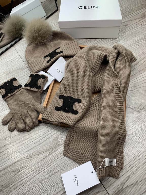 Celine. [Three-piece wool suit fox hair hat  scarf  gloves] classic suit hat! Warm and super comfortable ~ winter Miss ageing artifacts Oh ~ this winter you are missing such a set of suit hat la ~ and warm and stylish! M