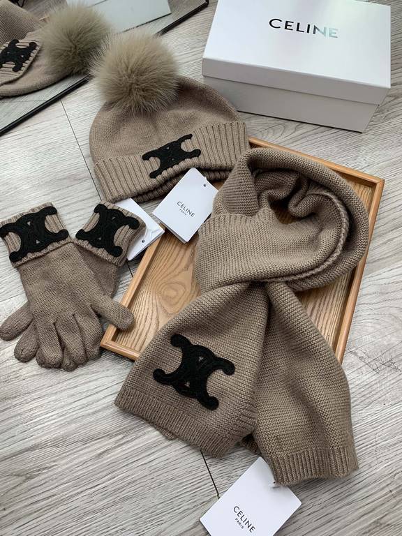 Celine. [Three-piece wool suit fox hair hat  scarf  gloves] classic suit hat! Warm and super comfortable ~ winter Miss ageing artifacts Oh ~ this winter you are missing such a set of suit hat la ~ and warm and stylish! M