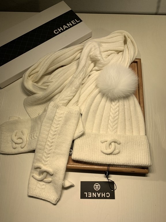 C family. [Three-piece wool suit fox hair hat  scarf  gloves] classic suit hat! Warm and super comfortable ~ winter Miss ageing artifacts Oh ~ this winter you are missing such a set of suit hat la ~ and warm and stylish!