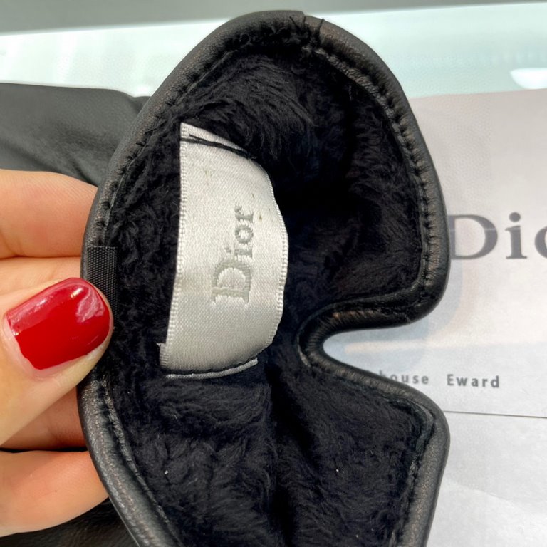 Dior new touch-screen gloves men's gloves High-end sheepskin gloves    type of men driving preferred not to miss    100% selection of imported sheepskin Leather fine and soft Recognize the imported sheepskin have a sense