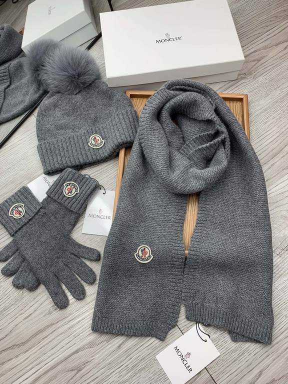 Masked mouth. [Three-piece wool suit fox hair hat  scarf  gloves] classic suit hat! Warm and super comfortable ~ winter Miss ageing artifacts Oh ~ this winter you are just short of such a set of suit hat la ~ and warm an