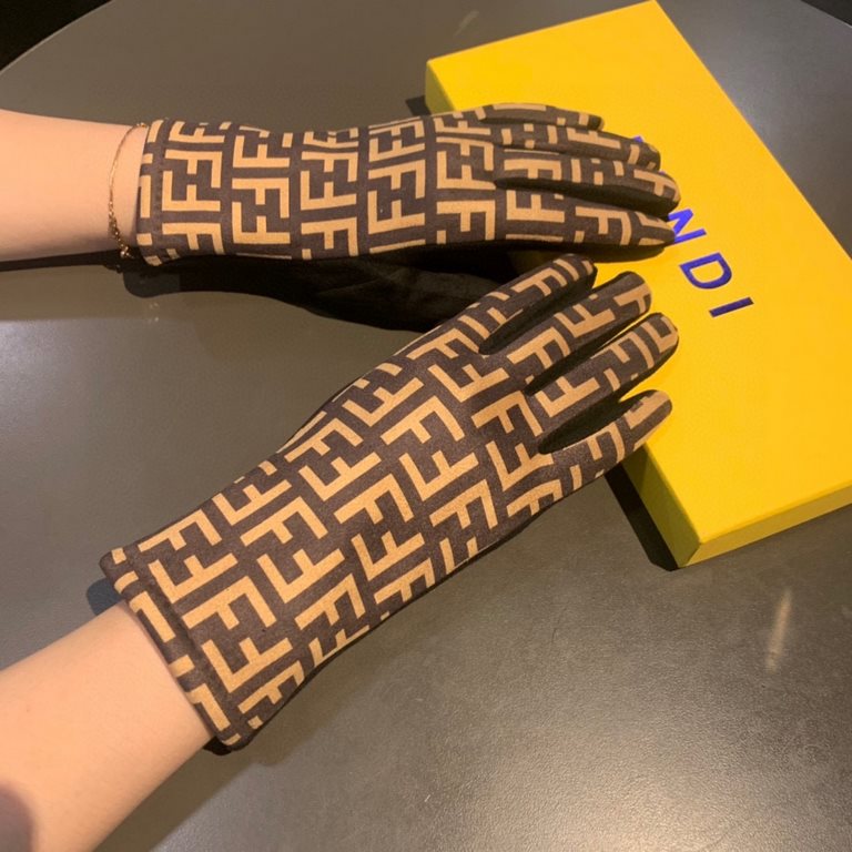 runFendi FENDI  2022 fall and winter cashmere gloves worth comparing     the same paragraph of different quality, kill the market poor product,   classic but not fashionable paragraph . Like can get started, this quality