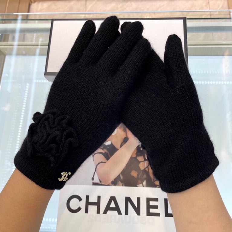 Chanel new cashmere knitted gloves  100 cashmere on the hand that is warm   This section uses natural high-quality cashmere soft warm and comfortable 7GG double yarn handmade flat knitting handmade non-marking sewing fin