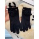 Chanel new cashmere knitted gloves  100 cashmere on the hand that is warm   This section uses natural high-quality cashmere soft warm and comfortable 7GG double yarn handmade flat knitting handmade non-marking sewing fin