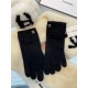 Chanel new cashmere knitted gloves  100 cashmere on the hand that is warm   This section uses natural high-quality cashmere soft warm and comfortable 7GG double yarn handmade flat knitting handmade non-marking sewing fin