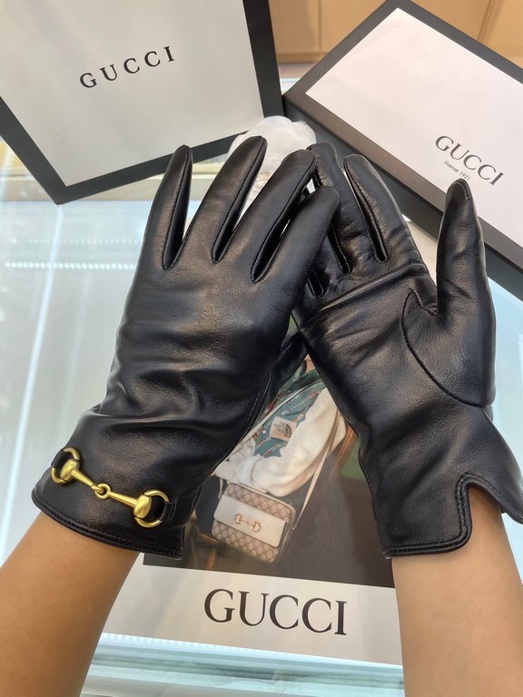 Explosion models to the goods   Gucci hot circle of friends of the women's leather gloves, horsebit buckle  first-class sheepskin Simple and generous static surface style add a small LOGO buckle, ultra-soft plus cashmere