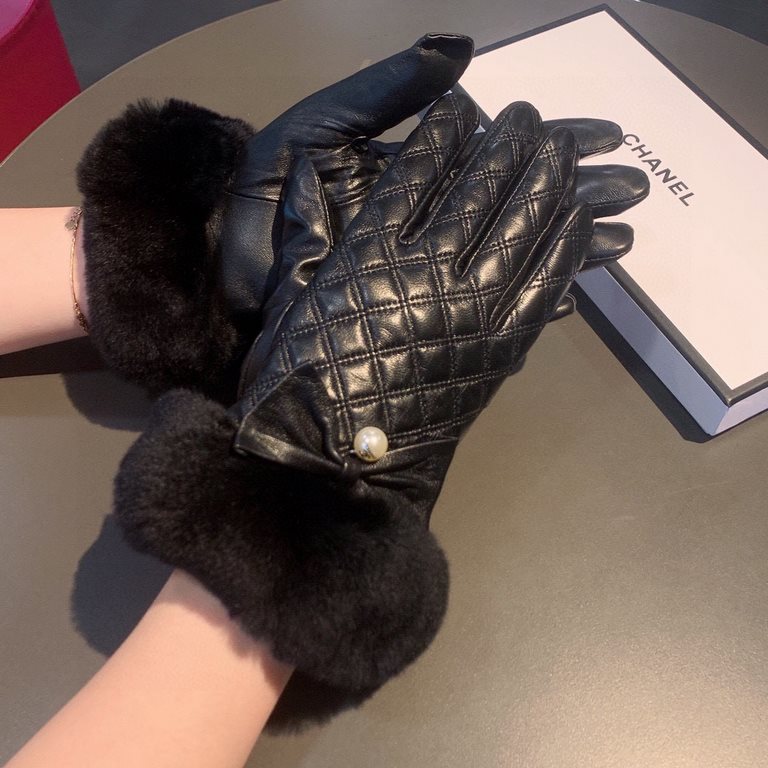 .Chanel Chanel 2022 fall and winter lazy rabbit hair messy embroidery   Sheepskin gloves   mobile touch screen, worth comparing    the same paragraph of different qualities, kill the market poor products, imported first-