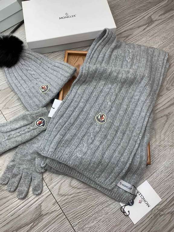 . Masked mouth. [Three-piece wool suit fox hair hat  scarf  gloves] classic suit hat! Warm and super comfortable ~ winter miss ageing artifacts Oh ~ this winter you are just short of such a set of suit hat la ~ and warm 