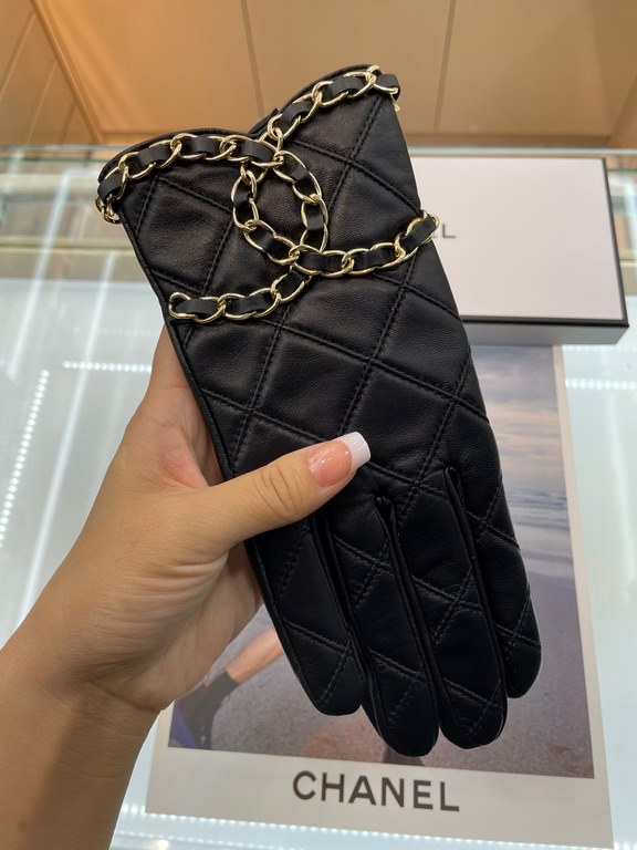 Chanel Chanel latest chain  full hand knitted double C    touch screen gloves, made of imported Esse sheepskin  , silk lining [hee-haw] [hee-haw] cost-effective is very high,   , the goddess must-have