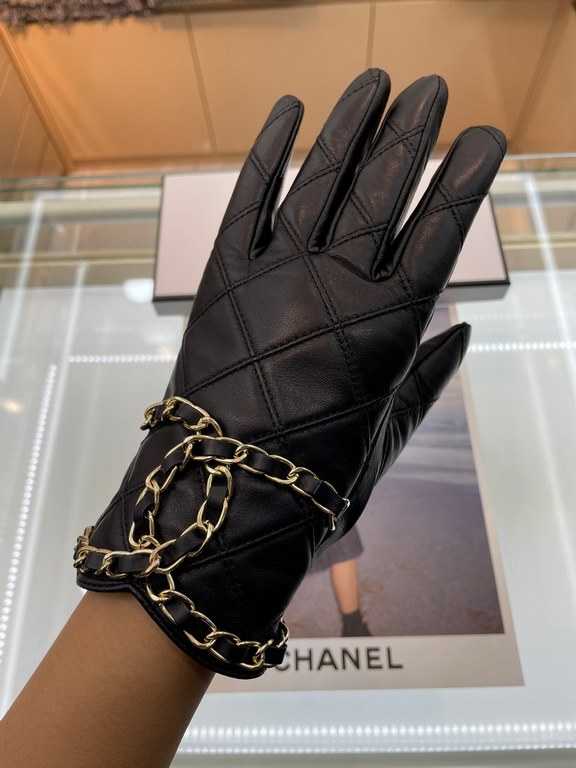 Chanel Chanel latest chain  full hand knitted double C    touch screen gloves, made of imported Esse sheepskin  , silk lining [hee-haw] [hee-haw] cost-effective is very high,   , the goddess must-have