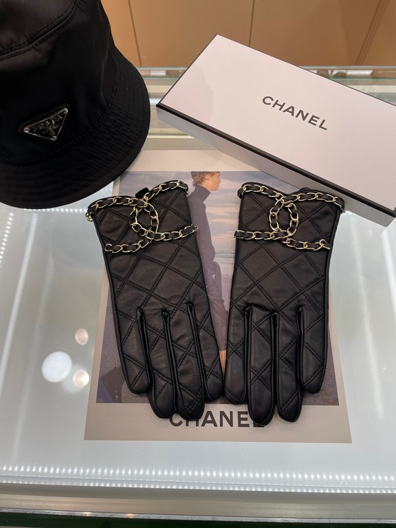 Chanel Chanel latest chain  full hand knitted double C    touch screen gloves, made of imported Esse sheepskin  , silk lining [hee-haw] [hee-haw] cost-effective is very high,   , the goddess must-have