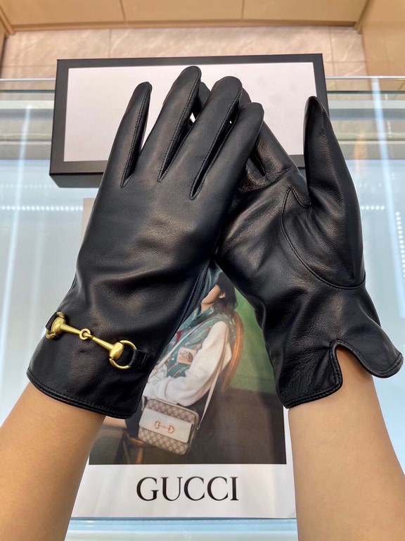 Explosion models to the goods   Gucci hot circle of friends of the women's leather gloves, horsebit buckle  first-class sheepskin Simple and generous static surface style add a small LOGO buckle, ultra-soft plus cashmere