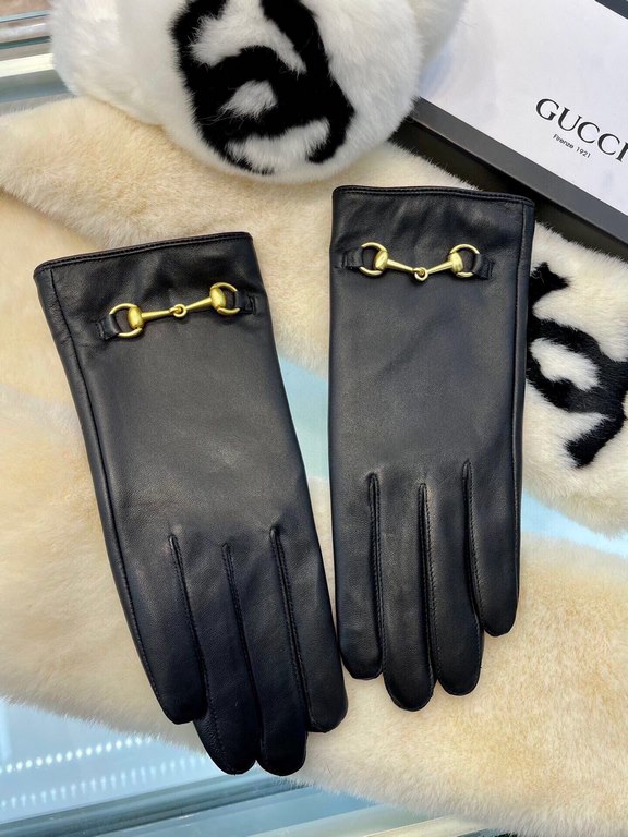 Explosion models to the goods   Gucci hot circle of friends of the women's leather gloves, horsebit buckle  first-class sheepskin Simple and generous static surface style add a small LOGO buckle, ultra-soft plus cashmere