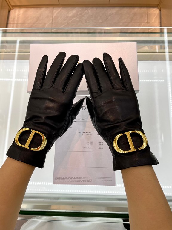 Dior's latest   full touch screen gloves, made of imported goatskin  , feminine Recommended models   , lined with velvet to bring up both comfortable and warm Size M L