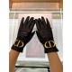 Dior's latest   full touch screen gloves, made of imported goatskin  , feminine Recommended models   , lined with velvet to bring up both comfortable and warm Size M L