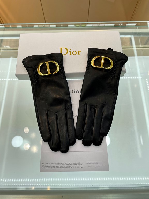 Dior's latest   full touch screen gloves, made of imported goatskin  , feminine Recommended models   , lined with velvet to bring up both comfortable and warm Size M L