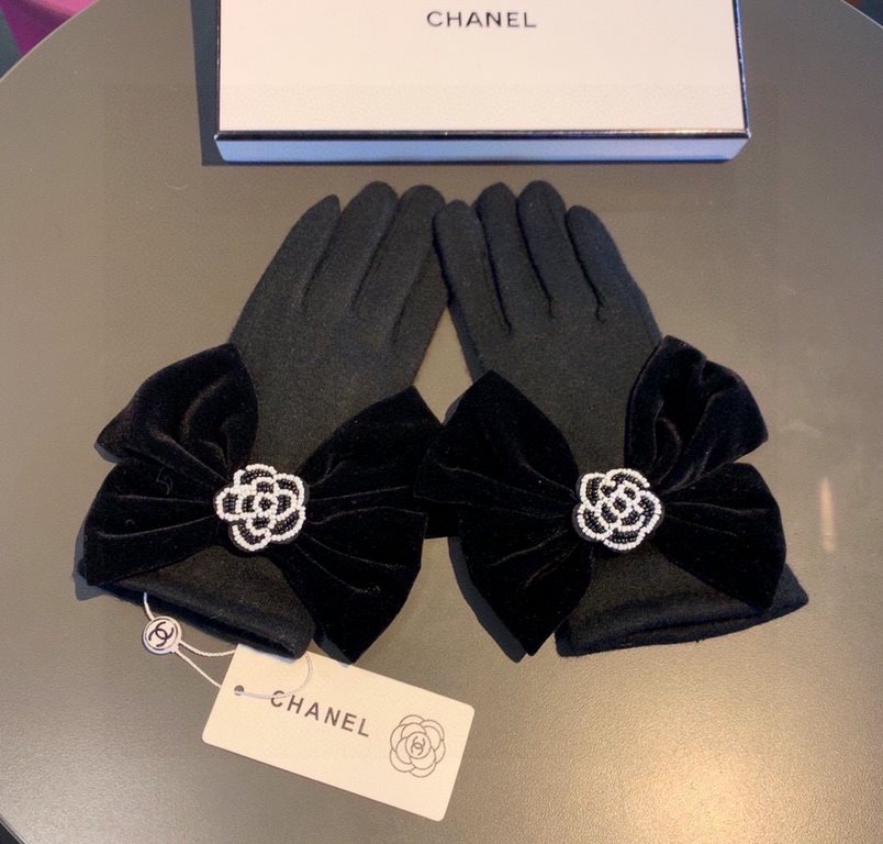 Chanel Chanel counter new wool gloves, beaded camellia   big bow   fashion gloves, fall and winter warm padded lining, super whine bow  , on the hand super comfortable and soft, versatile! average size