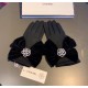 Chanel Chanel counter new wool gloves, beaded camellia   big bow   fashion gloves, fall and winter warm padded lining, super whine bow  , on the hand super comfortable and soft, versatile! average size