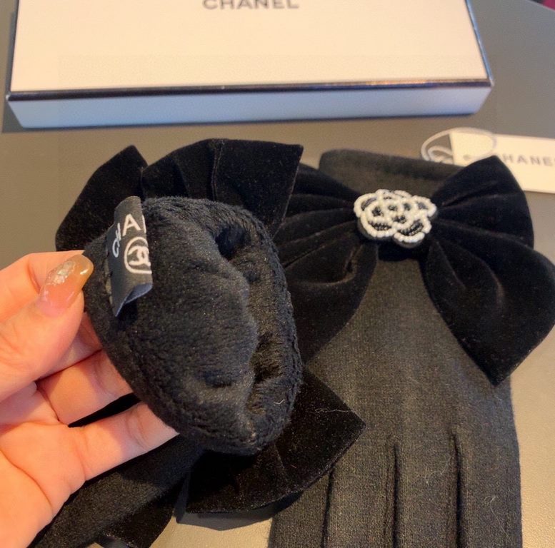 Chanel Chanel counter new wool gloves, beaded camellia   big bow   fashion gloves, fall and winter warm padded lining, super whine bow  , on the hand super comfortable and soft, versatile! average size