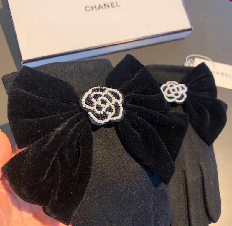 Chanel Chanel counter new wool gloves, beaded camellia   big bow   fashion gloves, fall and winter warm padded lining, super whine bow  , on the hand super comfortable and soft, versatile! average size